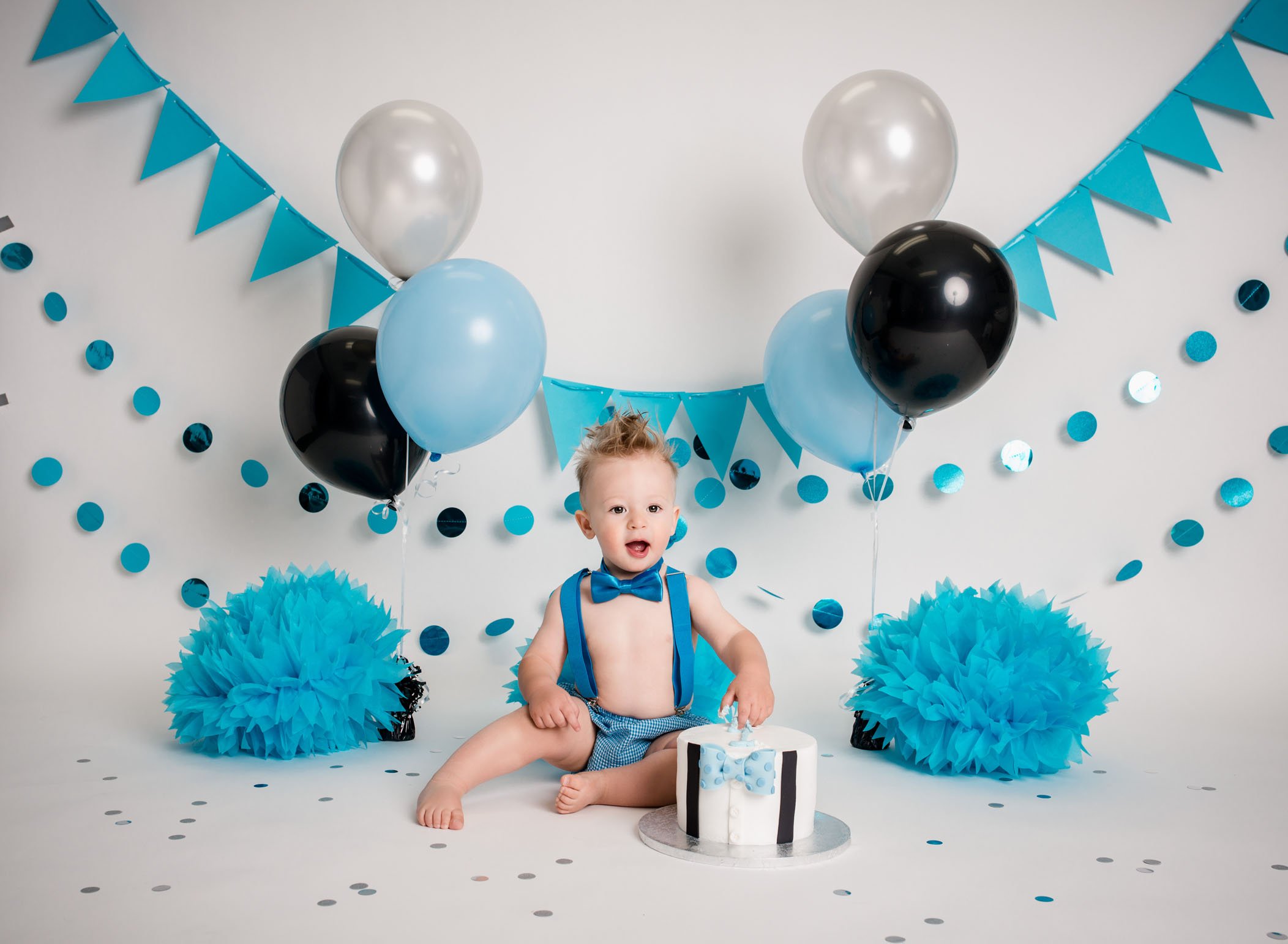 12 month old boy with blue, white and black cake smash session