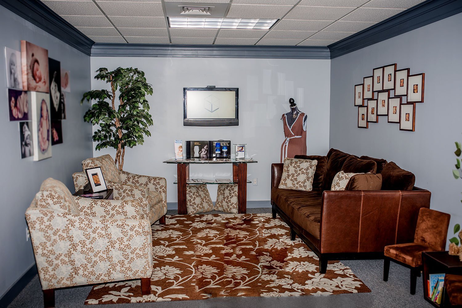 the comfortable waiting room at A Tiny Perspective 3d & 4d Ultrasound provider
