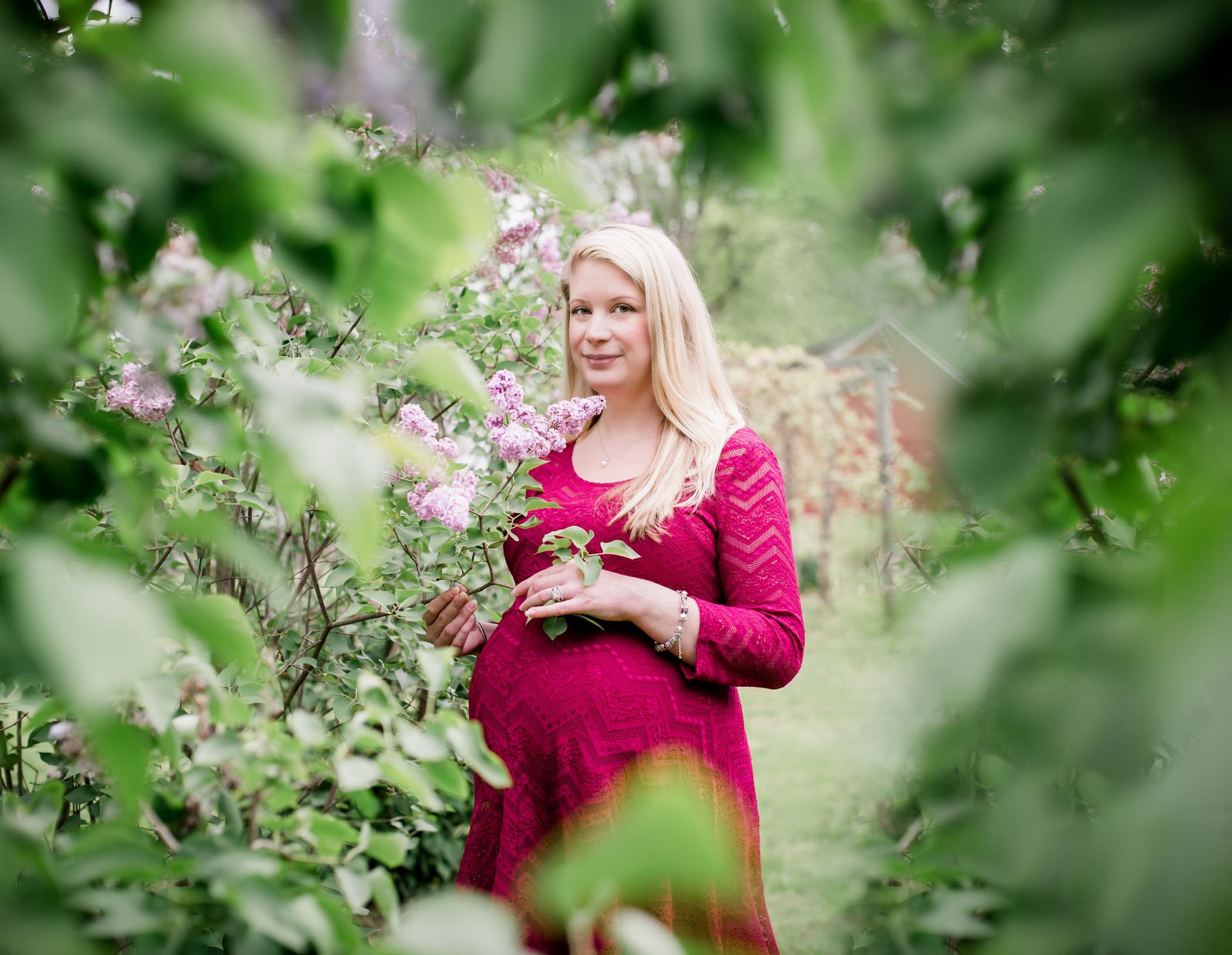 Maternity picture in garden with leaf frame