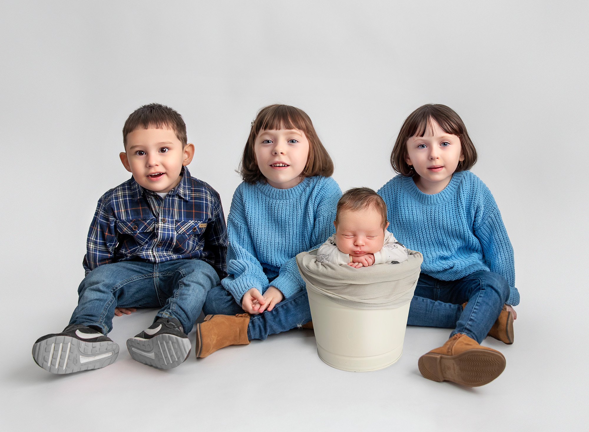 Newborn with Siblings 4 kids, twin girls, big brother and newborn brother