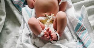hospital newborn photographer baby feet